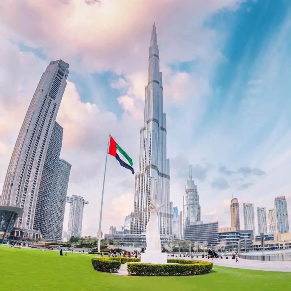 أفق دبي ليلاً مع برج خليفة وشارع الشيخ زايد